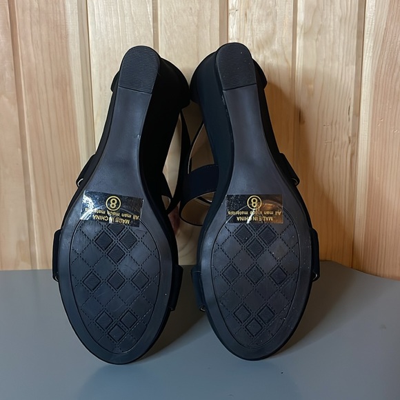 Black shoes with small wedge - Picture 4 of 4